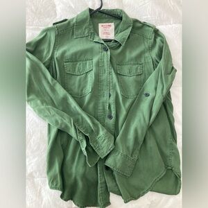 Boyfriend Fit camo-green long sleeve shirt. Soft. Size small